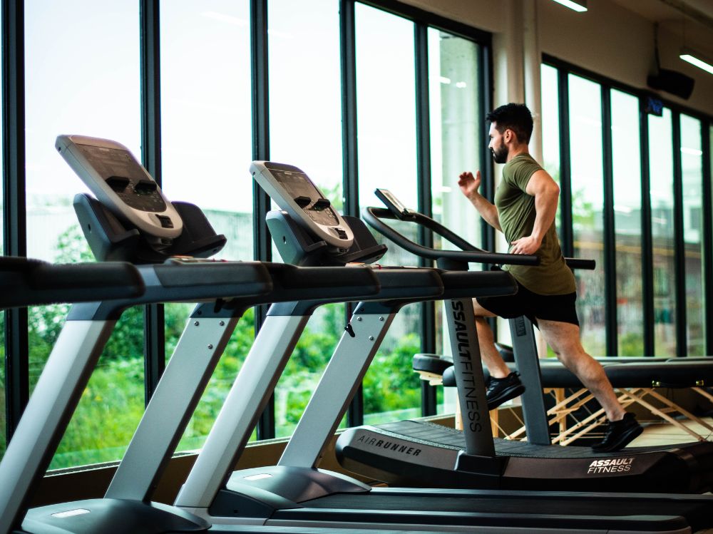 Fhinix_Expertos en Running Asfalto vs. Cinta ¿Cuál es el mejor terreno para tu entrenamiento de running